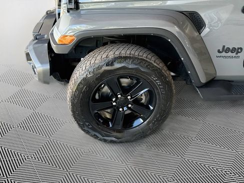 Used 2022 Jeep Wrangler Unlimited Sahara AWD/4WD image 35