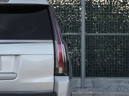 Used 2020 Cadillac Escalade ESV Luxury AWD/4WD image 43