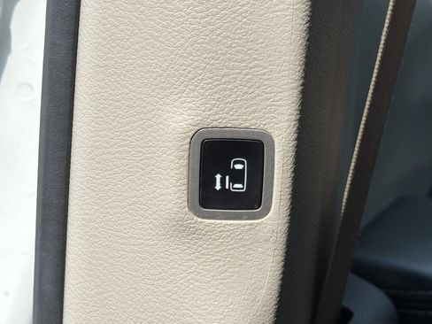 Used 2023 Chrysler Pacifica Touring-L FWD image 22