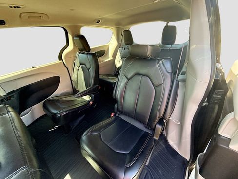 Used 2024 Chrysler Pacifica Touring-L FWD image 23