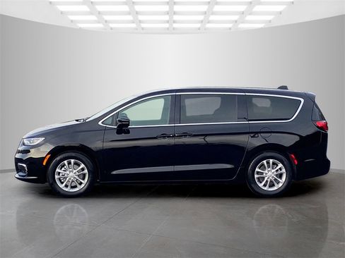 New 2026 Chrysler Pacifica Select image 2
