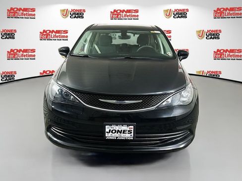 Used 2017 Chrysler Pacifica Touring w/ Tire & Wheel Group FWD image 10