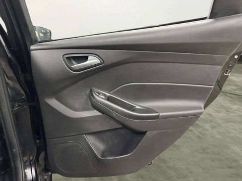 Used 2018 Ford Focus SE w/ SE Appearance Package image 16