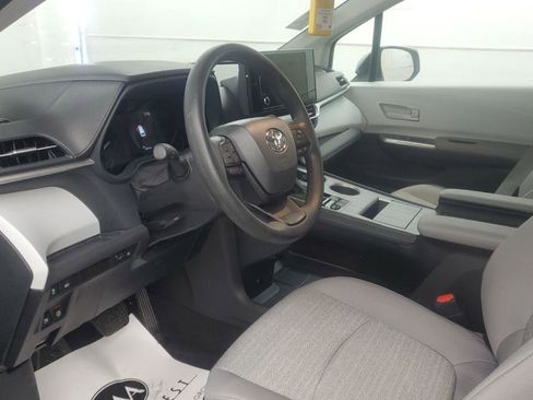 Used 2025 Toyota Sienna LE image 5