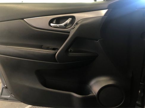 Used 2016 Nissan Rogue SV w/ SV Premium Package FWD image 17