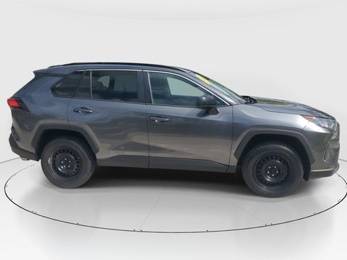 Used 2021 Toyota RAV4 LE FWD image 2