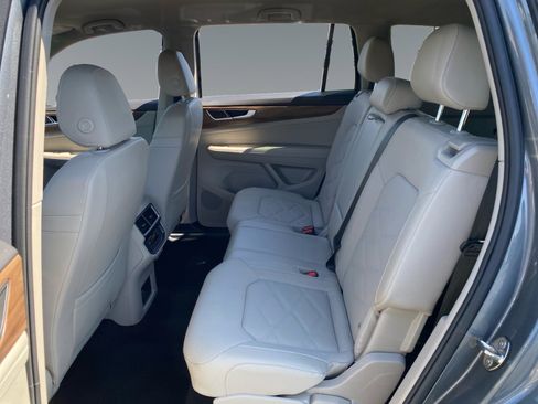 Used 2025 Volkswagen Atlas SE FWD image 13