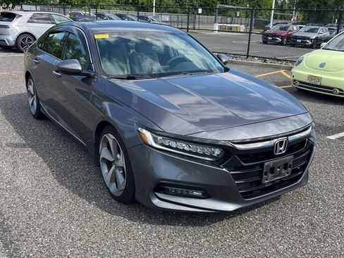 Used 2018 Honda Accord Touring image 2