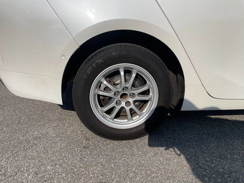 Used 2018 Toyota Prius Three image 30