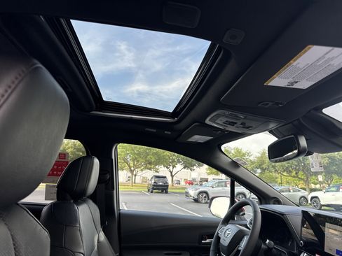 New 2025 Toyota Sienna Platinum image 40