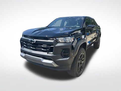 Used 2025 Chevrolet Colorado Trail Boss w/ Midnight Edition AWD/4WD image 3