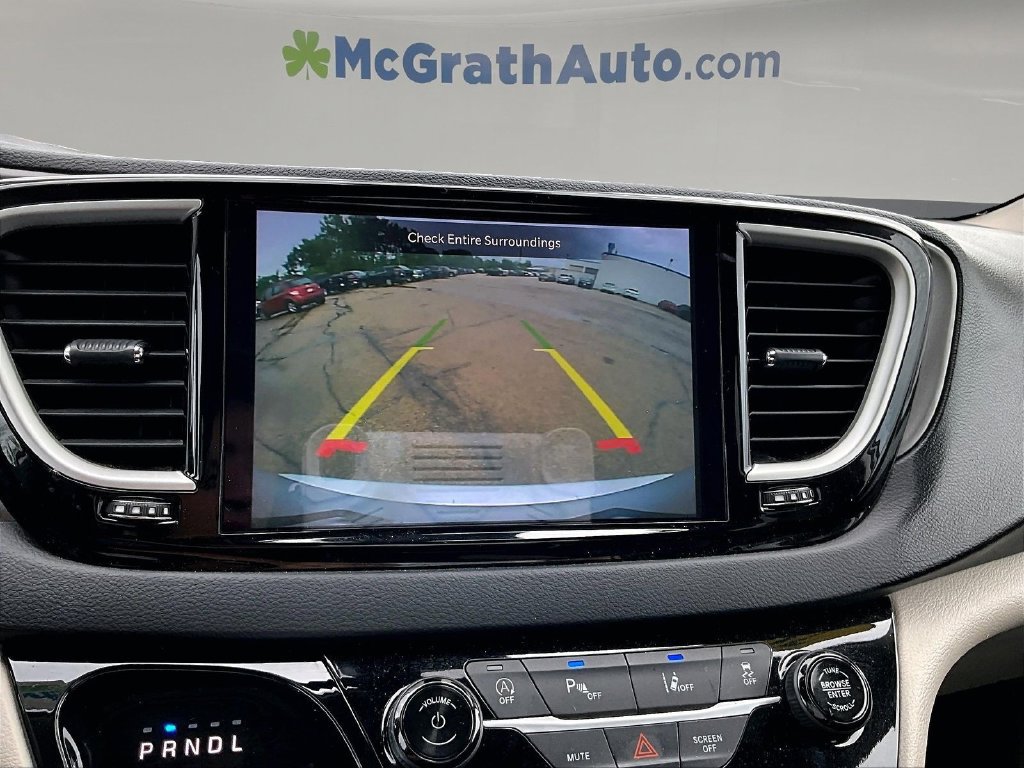 Used 2023 Chrysler Pacifica Touring-L FWD image 16
