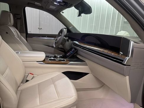 Certified 2025 Cadillac Escalade Premium Luxury Platinum w/ LPO, Radiant Package RWD image 29