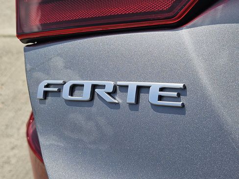 Used 2022 Kia Forte GT-Line w/ GT-Line Premium Package FWD image 11
