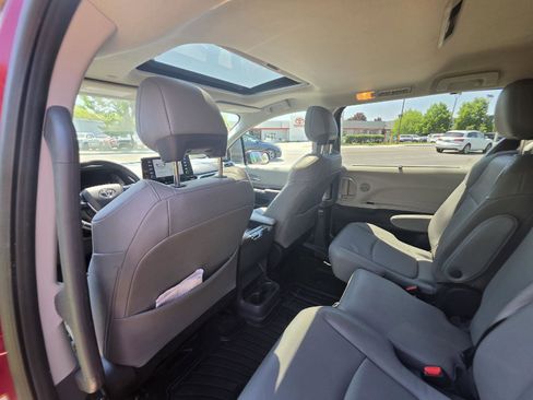 Used 2022 Toyota Sienna XLE FWD image 14