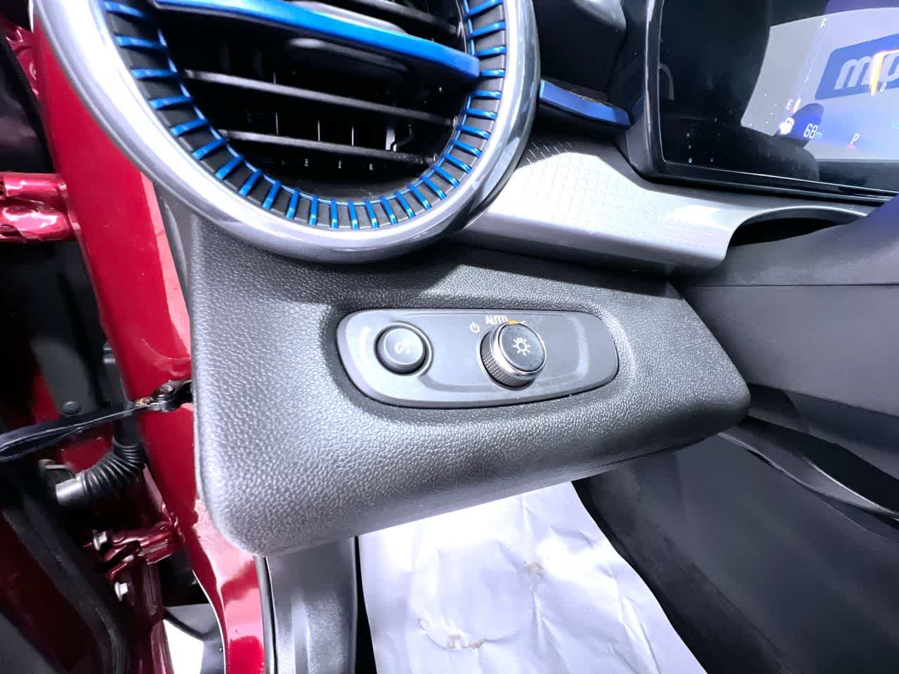 Used 2025 Chevrolet Trax LT FWD image 16