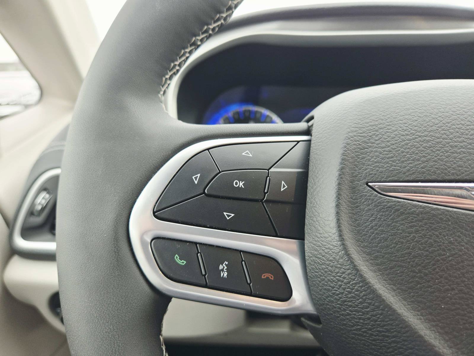 Used 2024 Chrysler Pacifica Touring-L FWD image 23