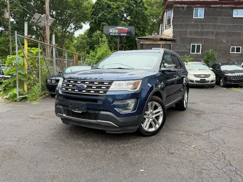 Used 2016 Ford Explorer XLT w/ Equipment Group 202A AWD/4WD image 3