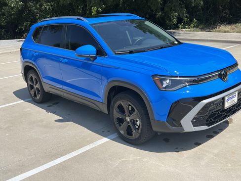 Certified 2025 Volkswagen Taos SEL image 2