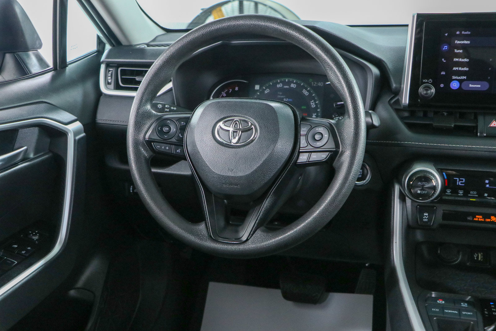 Used 2025 Toyota RAV4 XLE FWD image 12