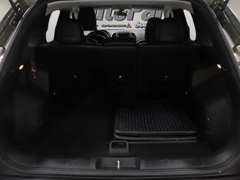 Used 2019 Jeep Cherokee Latitude Plus w/ Cold Weather Group AWD/4WD image 12