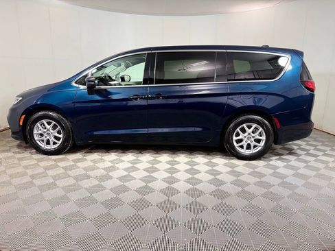 Used 2023 Chrysler Pacifica Touring-L FWD image 3