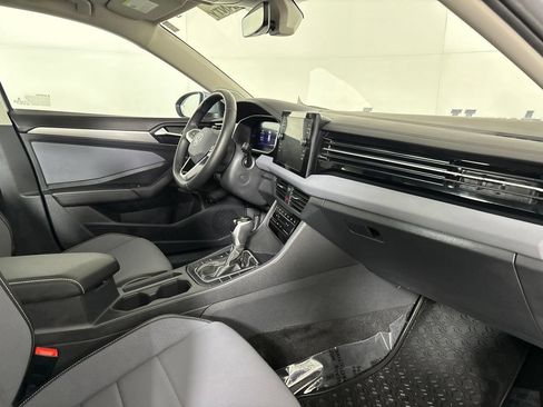 Used 2025 Volkswagen Jetta SE w/ Sunroof Package FWD image 32