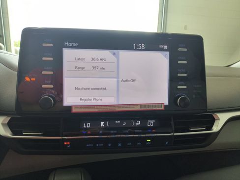 Used 2024 Toyota Sienna XLE FWD image 17