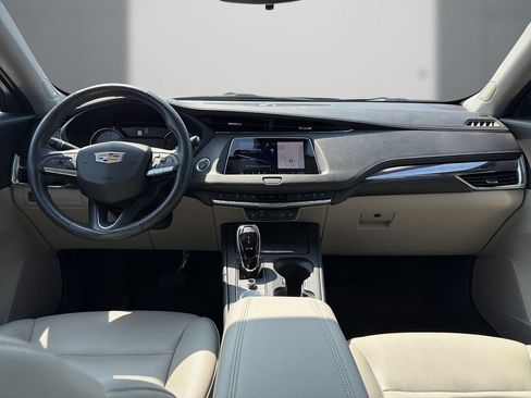 Certified 2022 Cadillac XT4 Luxury w/ Cold Weather Package FWD image 18