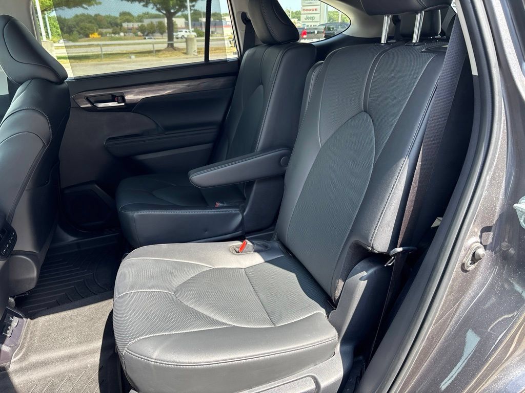 Used 2024 Toyota Highlander Limited AWD/4WD image 18