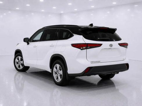 Used 2021 Toyota Highlander L FWD image 3