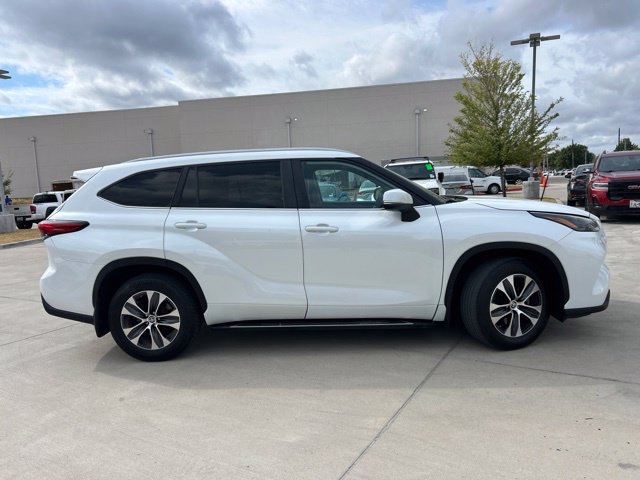 Used 2023 Toyota Highlander XLE AWD/4WD image 2