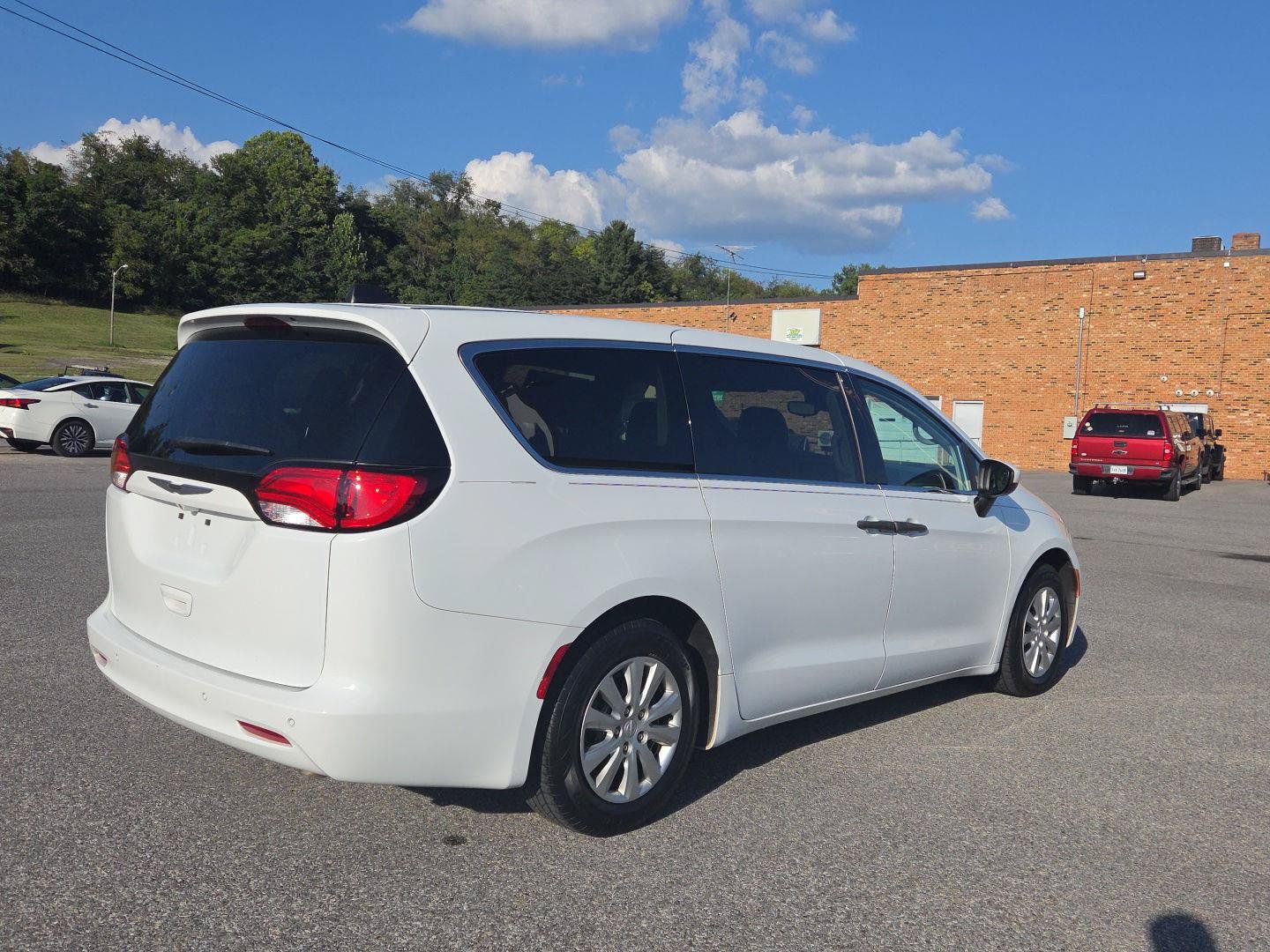 Used 2021 Chrysler Voyager L FWD image 3