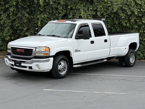 Used 2007 GMC Sierra 3500 SLT w/ Heavy-Duty Power Package AWD/4WD image 4