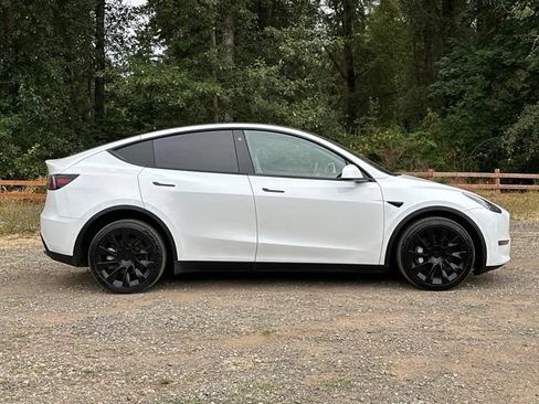 Used 2022 Tesla Model Y Long Range AWD/4WD image 10