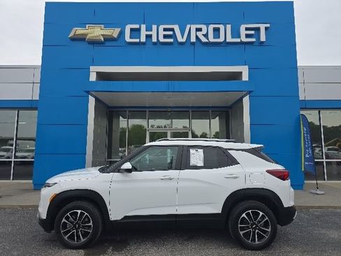 Used 2024 Chevrolet TrailBlazer LT AWD/4WD image 2