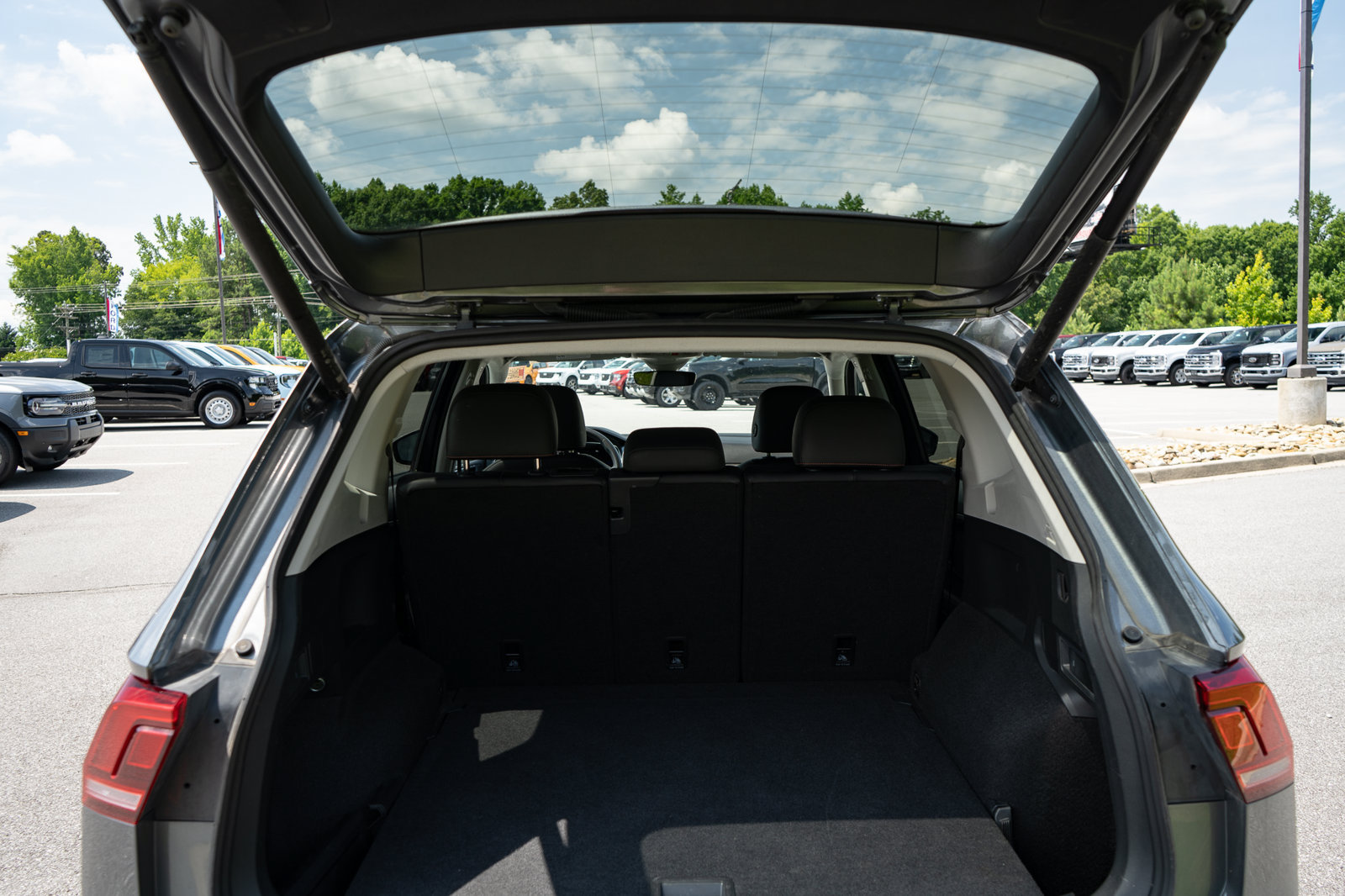 Used 2024 Volkswagen Tiguan Wolfsburg Edition AWD/4WD image 9