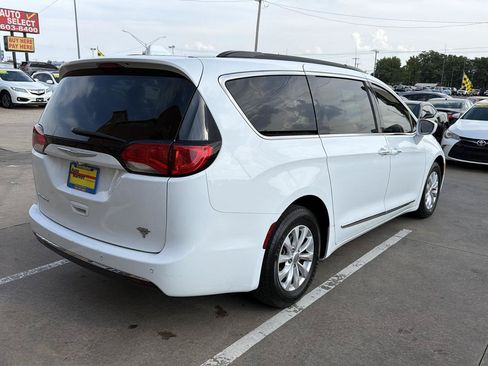 Used 2017 Chrysler Pacifica Touring-L FWD image 5