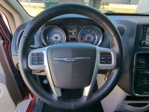 Used 2014 Chrysler Town & Country Touring image 22