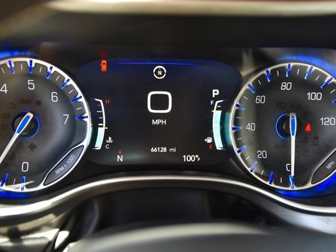 Used 2024 Chrysler Pacifica Touring-L FWD image 27