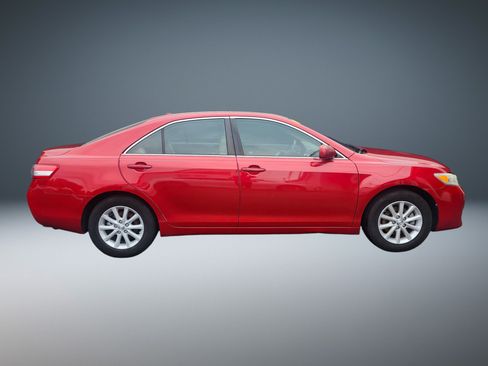 Used 2011 Toyota Camry XLE w/ XLE Extra-Value Pkg #2 FWD image 2