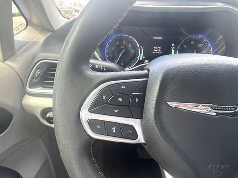 Used 2023 Chrysler Pacifica Touring-L FWD image 14