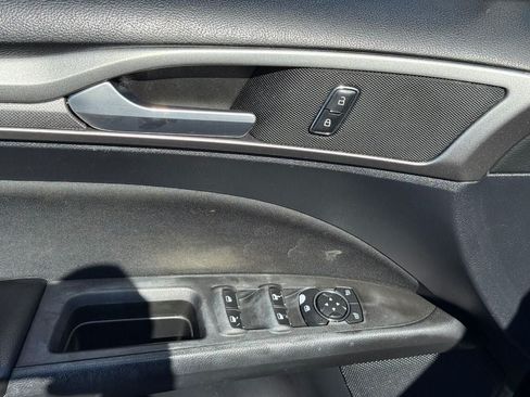 Used 2020 Ford Fusion SE FWD image 18
