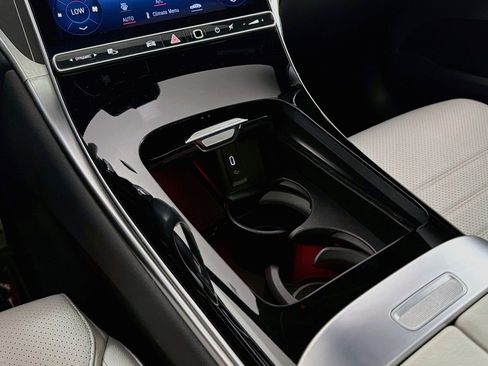 Used 2023 Mercedes-Benz GLC 300 4MATIC image 5