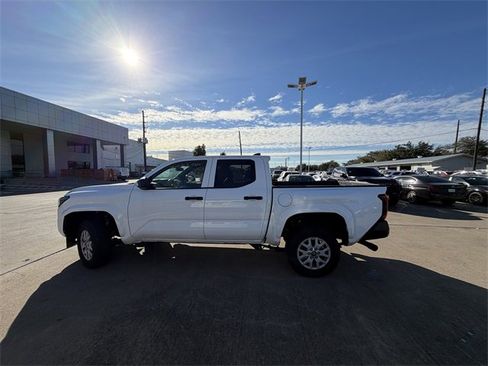 Used 2025 Toyota Tacoma SR image 8