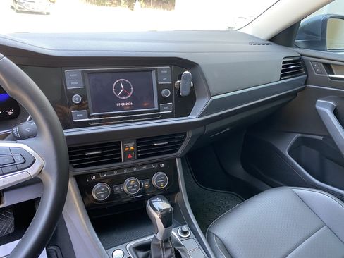 Used 2022 Volkswagen Jetta SE w/ Panoramic Sunroof Package FWD image 22