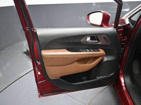 Used 2017 Chrysler Pacifica Limited FWD image 14