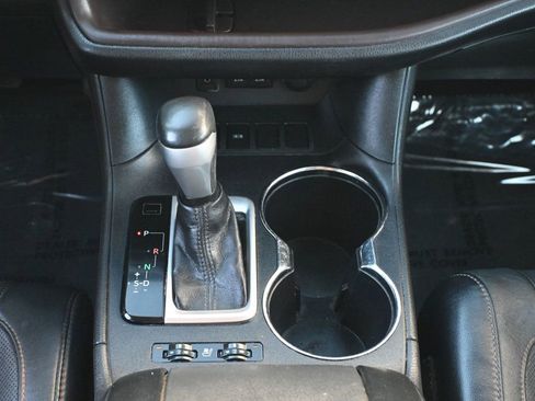 Used 2017 Toyota Highlander Limited image 12