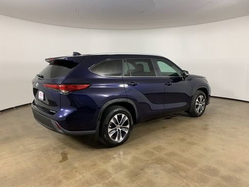 Used 2023 Toyota Highlander XLE AWD/4WD image 8
