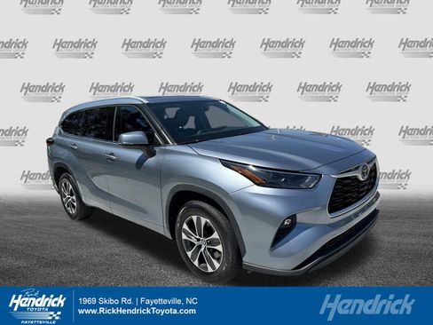 Used 2022 Toyota Highlander XLE FWD image 1